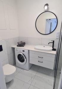 a bathroom with a washing machine and a sink at 20 - Apartamenty Siedlce - Nowy apartament przy ul Lewandowskiego in Siedlce