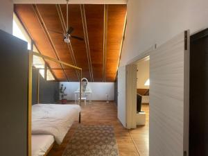 een slaapkamer met een bed en een plafondventilator bij Amazing Savoya nr1 Loft Old City Center Self check-in in Timişoara