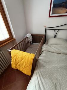 Prada的住宿－Maison Gregory，两张睡床彼此相邻,位于一个房间里