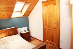 ヴィスワにあるWilla Górskie Retroのベッドルーム1室(ベッド1台付)、木製のドア