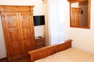1 dormitorio con armario de madera y espejo en Willa Górskie Retro, en Wisła