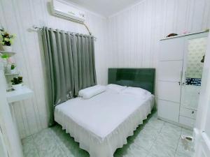 Tempat tidur dalam kamar di Shifana homestay syariah