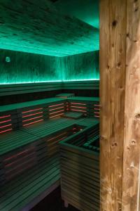 uma caldeira vazia com luzes verdes no tecto em Bacher'stay em Bressanone