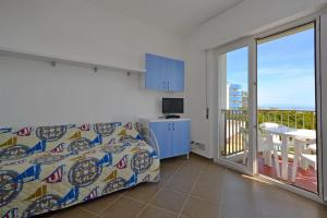 En eller flere senge i et værelse på International Seaview Apartments