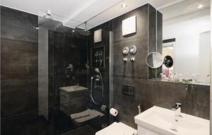 un baño con ducha y lavabo en Princess, en Binz