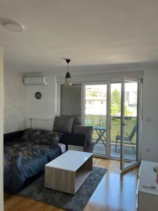 - un salon avec un canapé et une table basse dans l'établissement Apartman Gavric 1, à Doboj