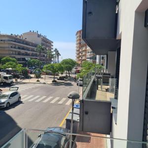 uma vista para a rua a partir de uma varanda de um edifício em El balco de Sant Antoni de Calonge em Sant Antoni de Calonge