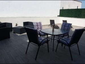 a table and chairs sitting on a patio at Apartamento Miralrio in Milagro
