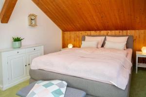 um quarto com uma cama grande e um tecto em madeira em Ferienwohnung Anemone mit Bergblick em Braunlage