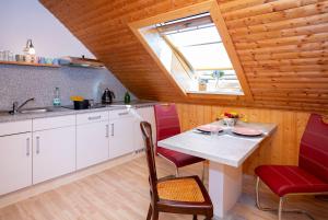 uma cozinha com mesa e cadeiras e uma janela em Ferienwohnung Anemone mit Bergblick em Braunlage