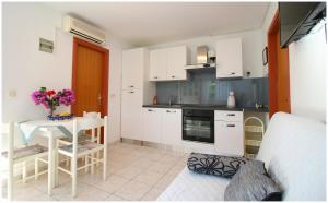 Kuchyň nebo kuchyňský kout v ubytování Mir Apartments