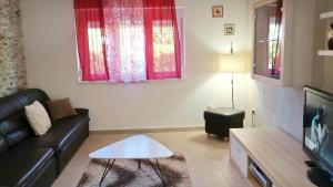 Televízia a/alebo spoločenská miestnosť v ubytovaní Holiday House Holek