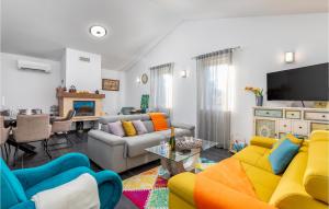 un soggiorno con mobili colorati e una sala da pranzo di 3 Bedroom Beautiful Home In Sosici a Sošići