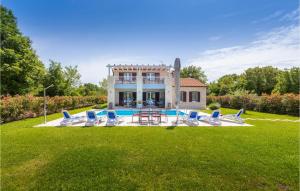 una villa con piscina e una casa di 3 Bedroom Beautiful Home In Sosici a Sošići