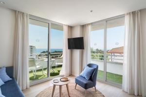 A television and/or entertainment centre at Hotel Indalo Park