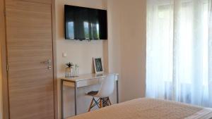 Televízia a/alebo spoločenská miestnosť v ubytovaní Holiday House Holek