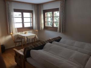 un soggiorno con divano e tavolo di Arlenheim a Sankt Anton am Arlberg