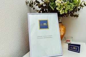 Certifikát, hodnocení, plakát nebo jiný dokument vystavený v ubytování JMJ PH Nono