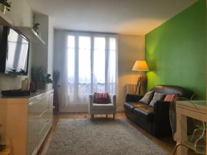 a living room with a couch and a window at Amazing apartment 1BDR2PAX PARIS Boulogne Roland Garros in Boulogne-Billancourt