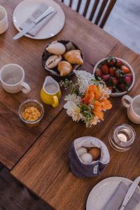 uma mesa de madeira coberta com pratos e tigelas de comida em Hotel Stadthaus em Erlangen