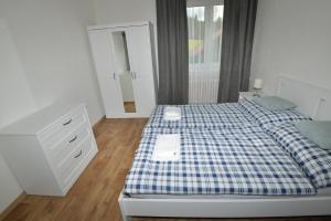 um quarto com uma cama com um telemóvel em Apartmány u Pešlů em Železná Ruda