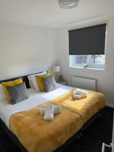 a bedroom with a bed with two towels on it at Location-Comfortable Beds-Free Parking-Families in Nottingham