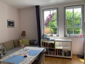 una sala de estar con una mesa y un estante de libros en Gleich neben Dom und Schloss en Limburg an der Lahn