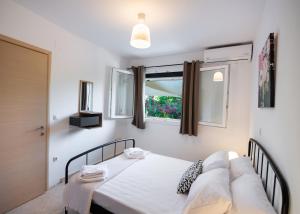 Katil atau katil-katil dalam bilik di Sofoklis City House with a private Veranda by Imagine Lefkada