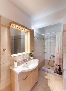 bagno con lavandino, doccia e specchio di Sofoklis City House with a private Veranda by Imagine Lefkada a Città di Lefkada
