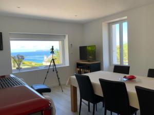 Televízia a/alebo spoločenská miestnosť v ubytovaní Magnifique villa face à la plage de Pors Peron