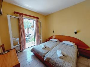 A bed or beds in a room at Cactus rooms