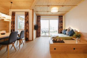 un soggiorno con un divano e un tavolo di Chalet Village by Apart4you a Ramsau am Dachstein
