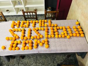 un montón de naranjas sentadas sobre una mesa en Hotel Susuqui, en Sanxenxo