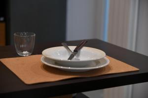 talerz z łyżką i widelcem na stole ze szkłem w obiekcie CASA ARIANNA w mieście Ischia