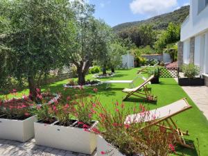 een tuin met een bank en bloemen bij La Villa in Procchio