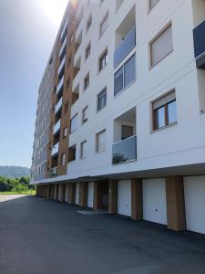 un parking vide devant un bâtiment dans l'établissement Apartman Gavric 1, à Doboj