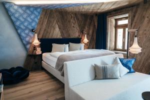 Ein Bett oder Betten in einem Zimmer der Unterkunft Boutiquehotel Blaue Burg Falkenstein