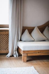 Ein Bett oder Betten in einem Zimmer der Unterkunft Boutiquehotel Blaue Burg Falkenstein