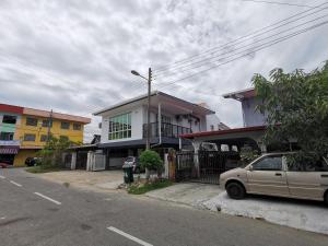 um carro estacionado em frente a uma casa numa rua em NJ_Homestay@KKIA/Petagas KK em Kota Kinabalu