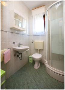 Ένα μπάνιο στο Apartments near the sea Bilo Primošten +135 φωτογραφίες