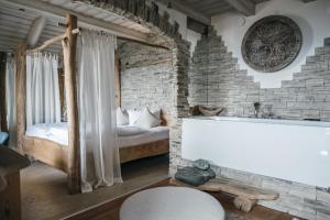 Ein Bett oder Betten in einem Zimmer der Unterkunft Boutiquehotel Blaue Burg Falkenstein