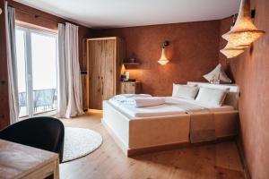 Ein Bett oder Betten in einem Zimmer der Unterkunft Boutiquehotel Blaue Burg Falkenstein