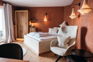 Ein Bett oder Betten in einem Zimmer der Unterkunft Boutiquehotel Blaue Burg Falkenstein