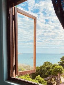 una ventana abierta con vistas al océano en Balcony House en Zanzíbar