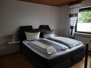 Een bed of bedden in een kamer bij Ferienwohnung im modernen Ambiente mit eigenem Außenbereich