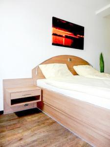 - une chambre avec 2 lits jumeaux et une table de nuit dans l'établissement Seebox Appartment 3, à Norderney