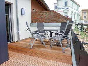 d'une terrasse avec une table et des chaises sur un balcon. dans l'établissement Seebox Appartment 3, à Norderney