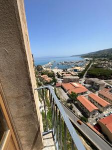 widok na miasto z balkonu budynku w obiekcie La Rupe Apartments Tropea w Tropei