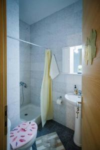 扎金索斯鎮的住宿－Sunny Central Studio，一间带卫生间和水槽的浴室