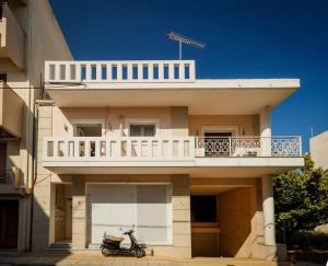 a motorcycle parked in front of a house at Sunny Central Studio in Zakynthos Town